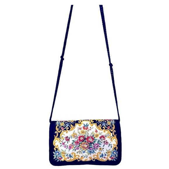 Handbags - EUC Embroidered Purse